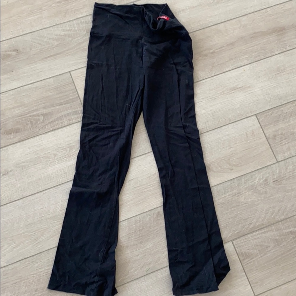 Black yoga pants